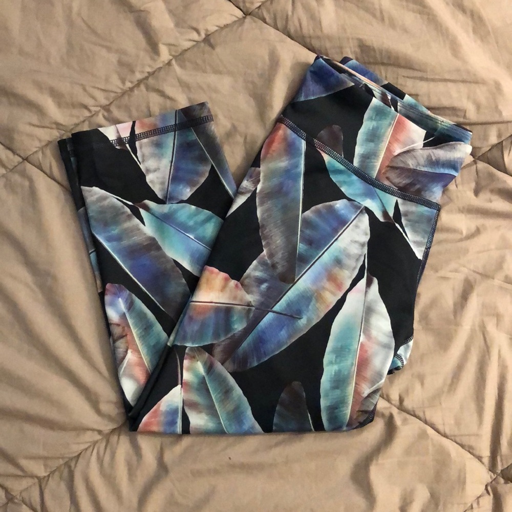 AEROPOSTALE CAPRI LEAF PRINT LEGGINGS